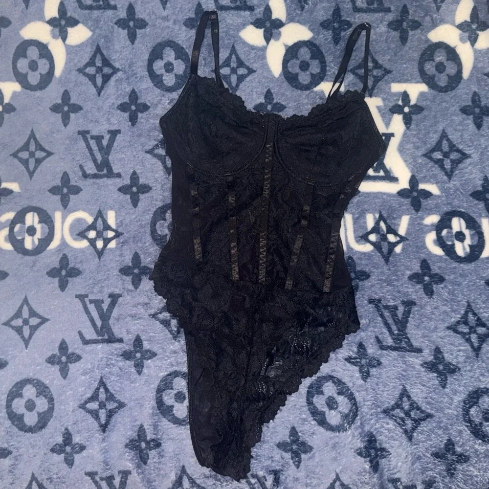 👑 Medium Black Lace Bodysuit - Picture 4 of 7